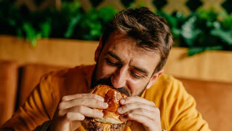 Burger essen leicht gemacht: So gibt es keine Sauerei mehr - dank dieser japanischen Methode 