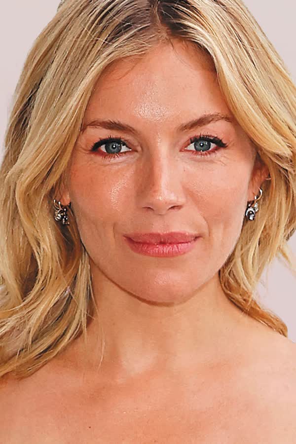 Sienna Miller macht vor, wie schön sich weiße Kleider im Sommer 2022 stylen lassen - nämlich mit diesem Stilbruch