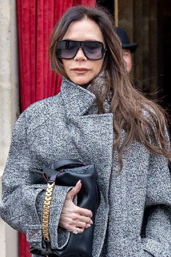 Victoria Beckham trägt den Pullover-Trend des Jahres – und zeigt so den einfachsten Styling-Trick für die Feiertage