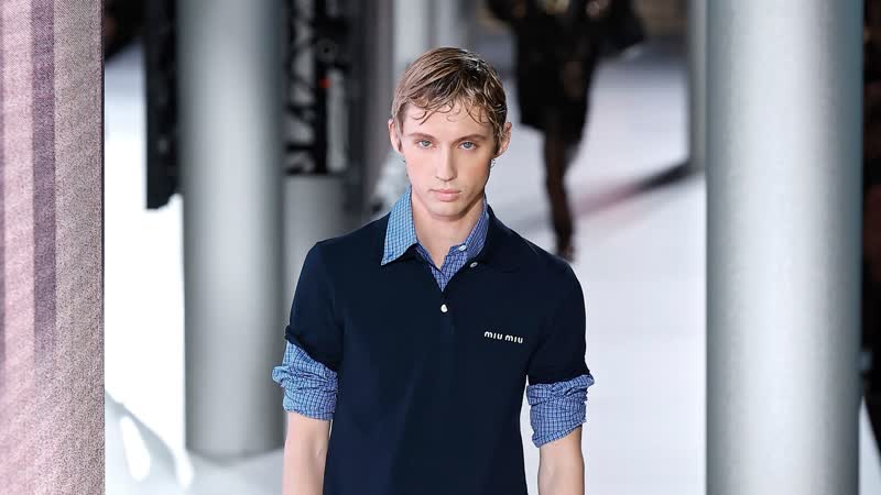 Troye Sivan trägt den Yacht-Core-Trend über den Laufsteg von Miu Miu