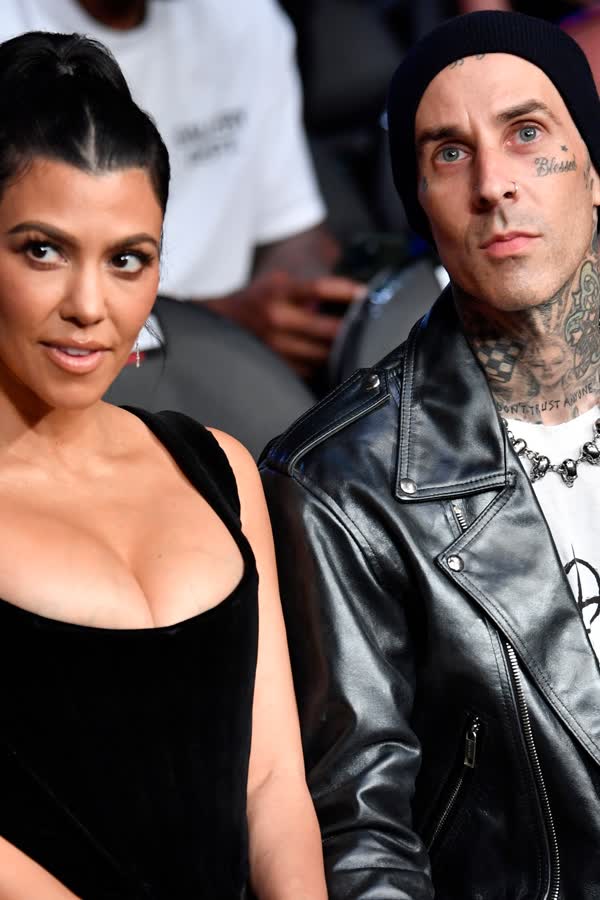 Kourtney Kardashian setzt ihre Goth-Chic-Phase fort - mit einem transparenten Tattooprint-Shirt und ultrakurzem Minirock