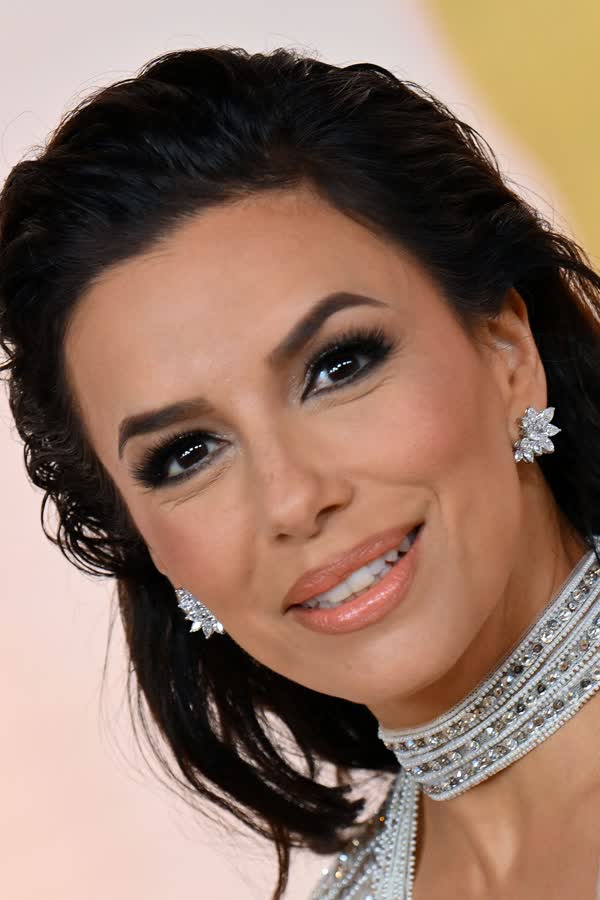 Eva Longoria trägt bei den Oscars 2023 ein funkelndes Naked Dress mit XXL-Dekolleté – und sah noch nie besser aus