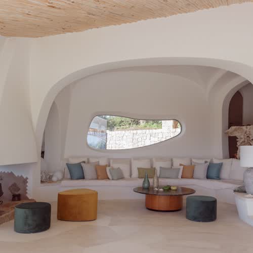 Diese Villa auf Sardinien in Steinzeit-Ästhetik hat nicht nur einen Infinity-Pool, sondern auch berauschende Ausblicke
