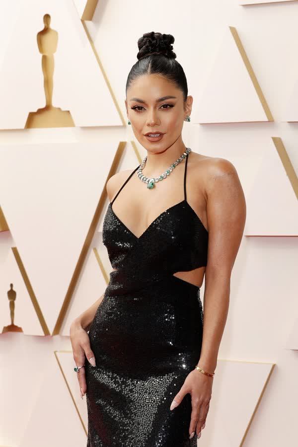 Vanessa Hudgens: Mit ihrem hohen Dutt bei den Oscars 2022 sah sie aus wie eine moderne Audrey Hepburn 