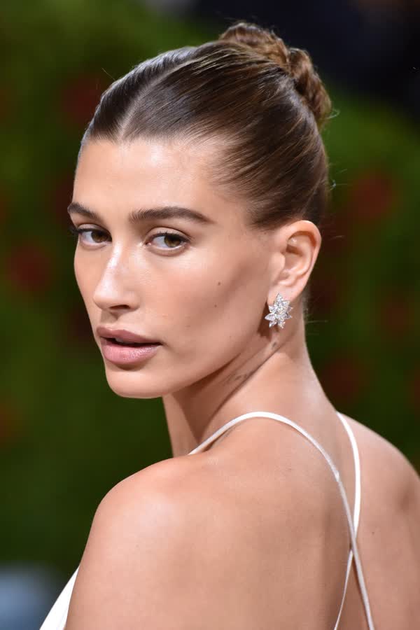 Hailey Bieber: Ihre Mirror Glaze Nails sind alles, was wir uns diesen Herbst für eine Maniküre wünschen