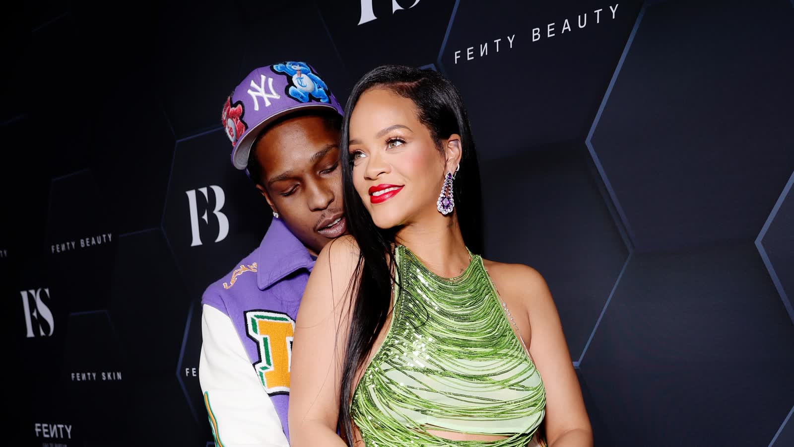 Verkünden Rihanna und AAP Rocky in seinem neuen Musikvideo etwa ihre Verlobung - mit Grillz?