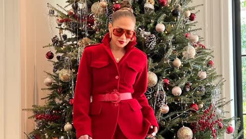 Jennifer Lopez beweist mit diesem Look, dass sie mehr als bereit für Weihnachten ist!
