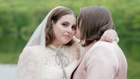 Beanie Feldstein und Bonnie-Chance Roberts trugen Gucci zu ihrer Hochzeit mit Camp-Motto