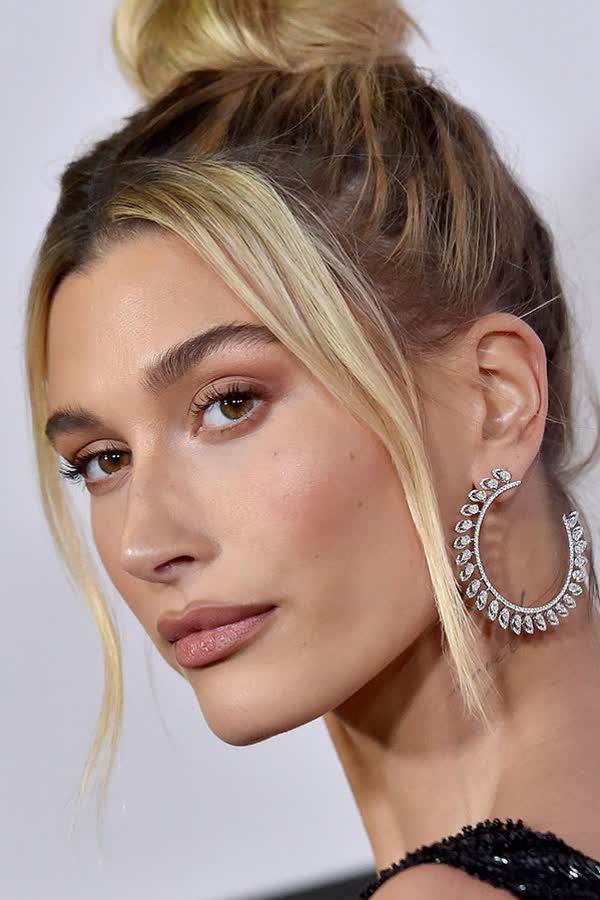 Hailey Bieber trägt DIE Trendhose, die im Herbst total angesagt sein wird - bei H&M gibt es den Style für 30 Euro