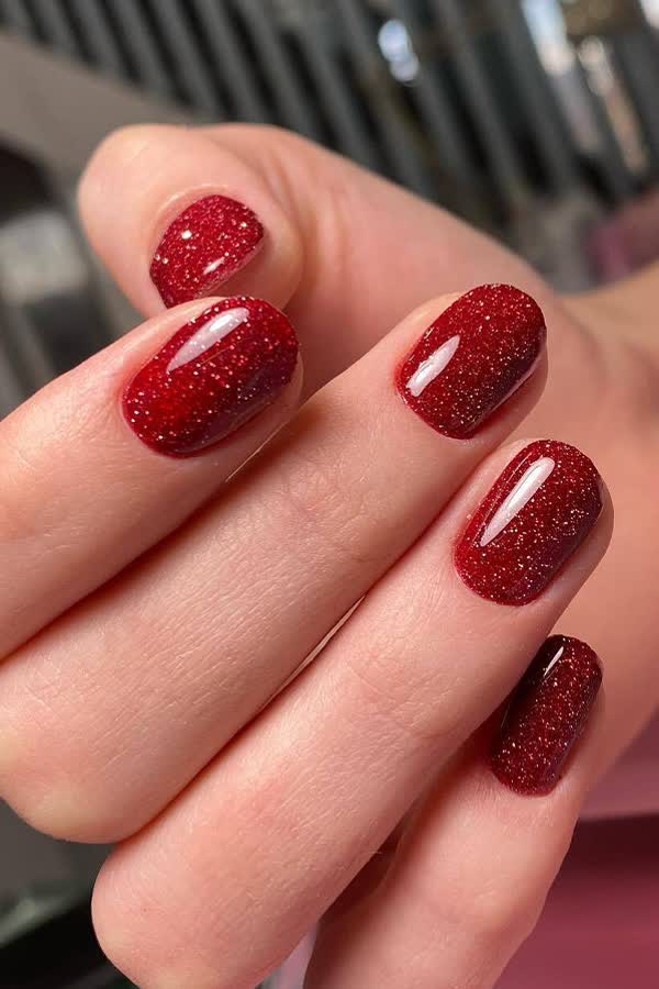 Weihnachtsnägel in Rot: Im Winter 2022 tragen wir den Nagellack-Klassiker mit Glitzer