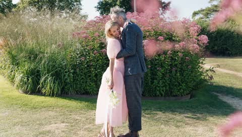 Pinke Brautkleider sind der coolste Brautmode-Trend der Stunde