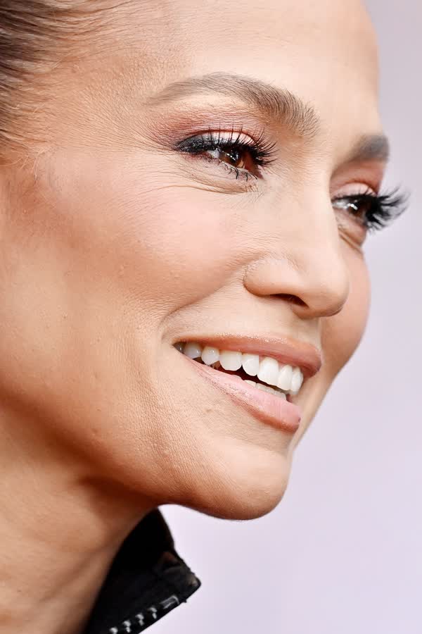 Jennifer Lopez mit neuer Frisur: Ihre dunklen Fluffy Bangs lassen sie komplett verändert aussehen