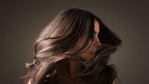 Die 8 besten Haarwuchsprodukte für gesundes, langes Haar - laut Expert:innen