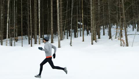 Joggen im Winter: Die besten Laufschuhe und Basics fürs Training