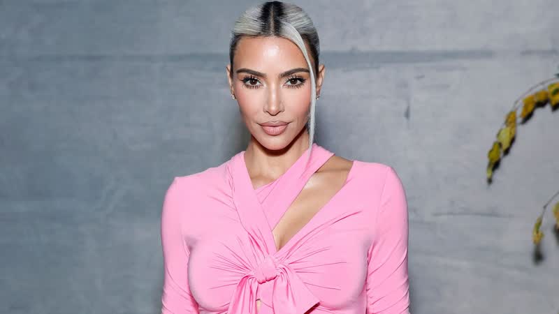 Kim Kardashian zeigt, wie man French Nails bei langen Nägeln jetzt am coolsten trägt