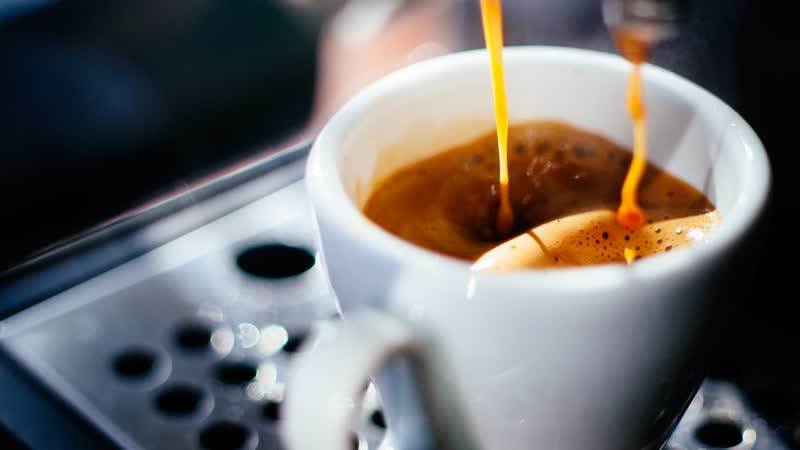Kaffee trinken vor dem Einkaufen? Das ist keine gute Idee – laut Wissenschaft