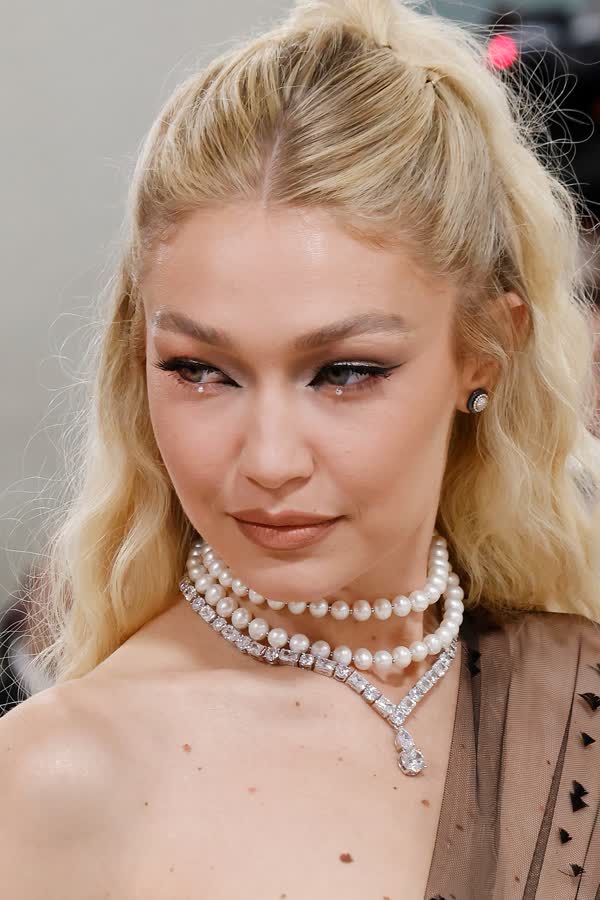 Gigi Hadid trägt bei der Met Gala 2023 ein Naked Dress im Gothic-Look