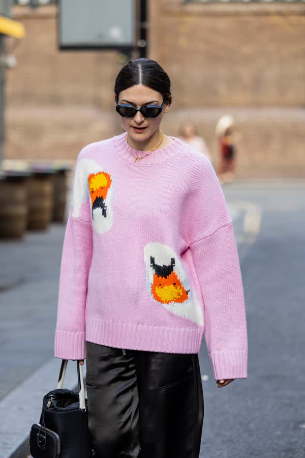 Modeprofis sind sich sicher: Strickpullover werden im Winter 2022 mit DIESEM Twist getragen 