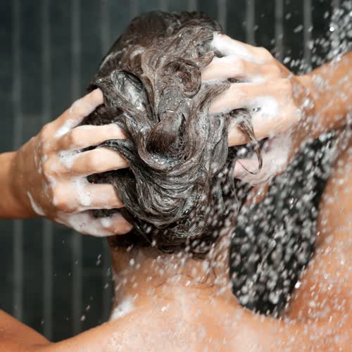 Mehr Volumen: Dieser neue TikTok-Trick zeigt dir, dass du deine Haare immer falsch gewaschen hast