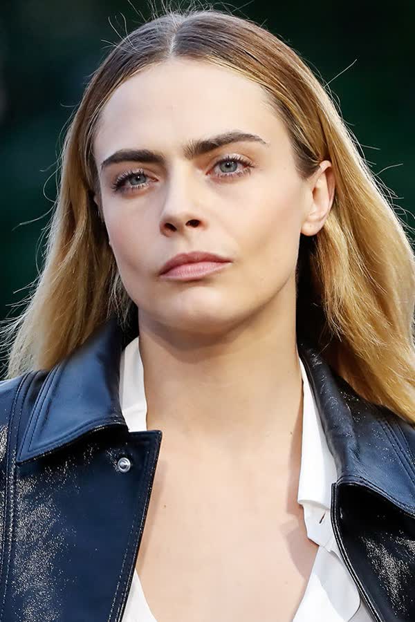 Cara Delevingne macht Aperol Spritz Lips zum Lippenstift-Trend im Sommer 2022 - und zeigt, wie tragbar Orange ist