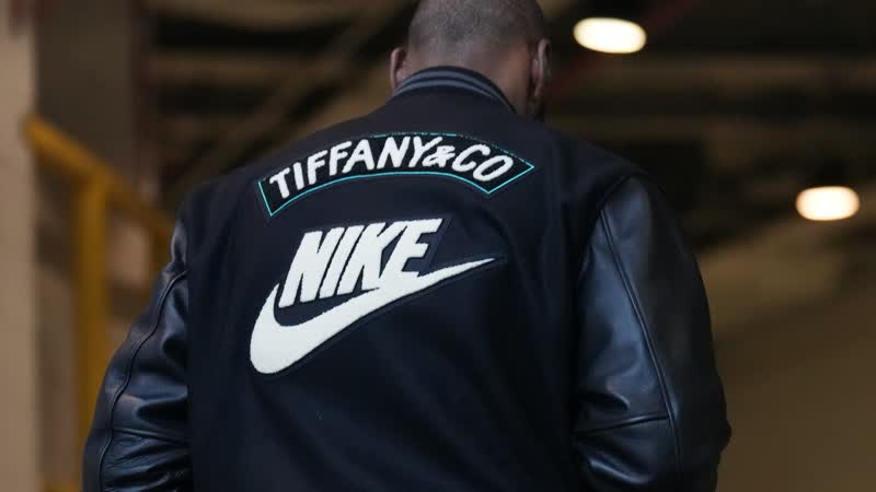 Nike x Tiffany & Co.: LeBron James trägt eine unveröffentlichte Varsity-Jacke