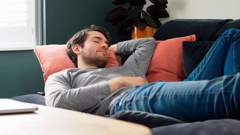Warum wir auf dem Sofa so leicht einschlafen, uns im Bett dann aber wach hin- und herwälzen