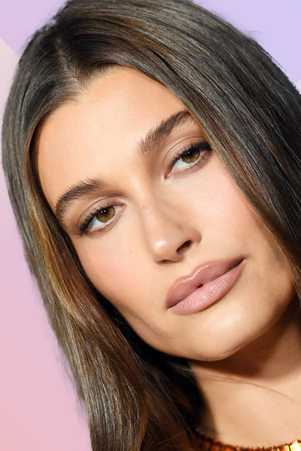 Hailey Bieber: Der Rückwärts Make-up-Trick sorgt für ihr natürliches UND konturiertes Finish