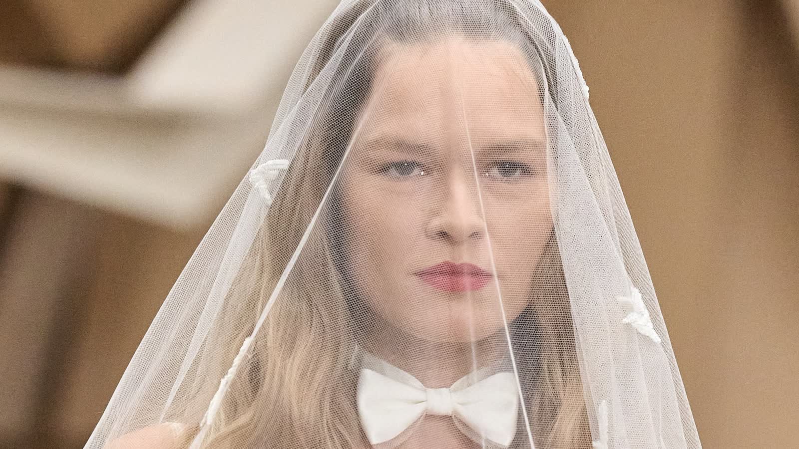 Statt Schmuck: Chanel macht die Fliege zum It-Accessoire für das Brautkleid 2023