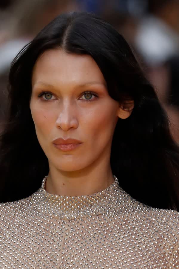 Bella Hadid trägt den kürzesten Hüftminirock, den wir je gesehen haben - inklusive sichtbarem Stringtanga