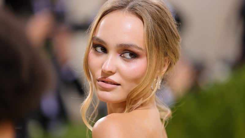 Lily Rose-Depp zeigt sich auf Instagram ohne BH in einem transparenten Top – und die Kommentare dazu sind schockierend