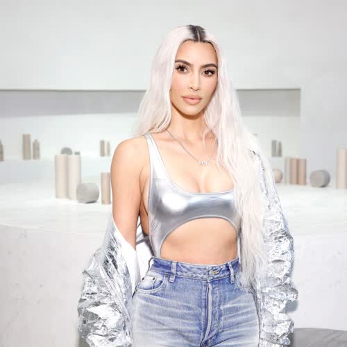 Kim Kardashian tauscht ihr Platinblond gegen "Honey Hair" - und liefert damit den genialsten Blond-Trend für 2023