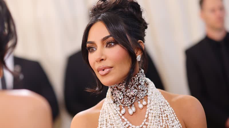 Kim Kardashian trägt bei der Met Gala 2023 Perlen zu Shapewear